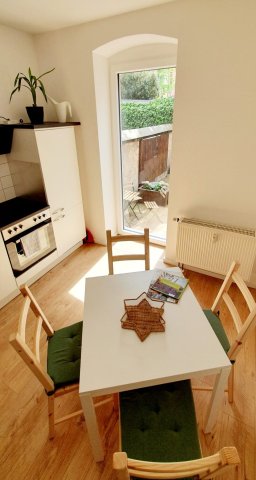 Küche mit Terassenzugang